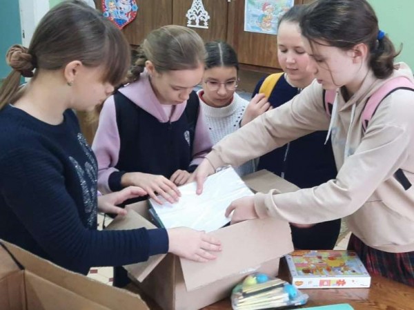 Омские школьники собрали гуманитарную помощь для детей Донбасса
Омские школьники собрали гуманитарную помощь для детей Донбасса