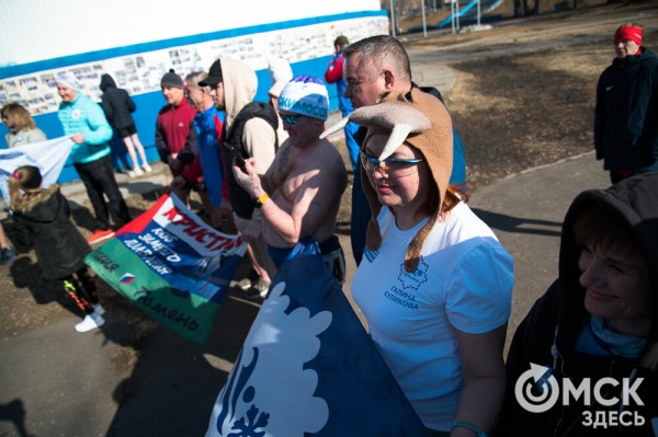 Омские "Моржи" совершили праздничный заплыв Омские "Моржи" совершили праздничный заплыв