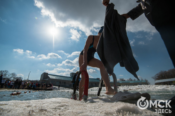 Омские "Моржи" совершили праздничный заплыв Омские "Моржи" совершили праздничный заплыв