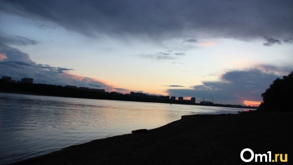 На Омск надвигаются шторм с грозой и заморозки. Омичам напомнили телефоны экстренных служб