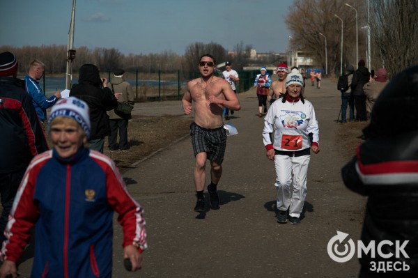 Омские "Моржи" совершили праздничный заплыв Омские "Моржи" совершили праздничный заплыв