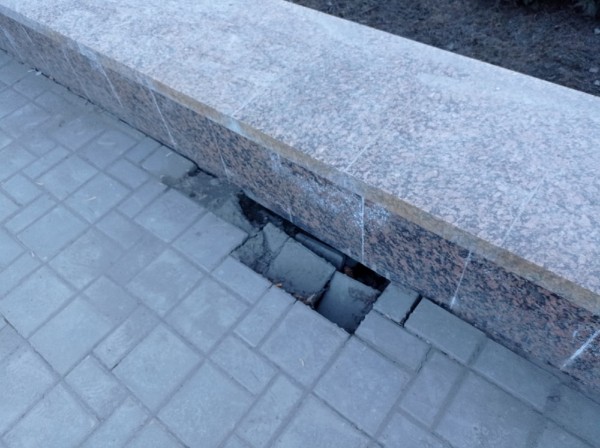 
									Торчащая арматура и провалившаяся плитка: как обновленные омские парки пережили зиму?   [ФОТО]  