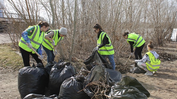 
									Омские пивовары AB InBev Efes провели субботник на пляже «Первомайский» 