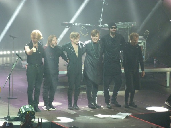 БИ-2 отменила свой концерт в Омске из-за баннера Za президента
БИ-2 отменила свой концерт в Омске из-за баннера Za президента