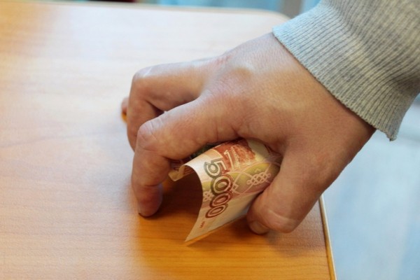 
									Заначка в пылесосе: омич украл у отца полмиллиона 