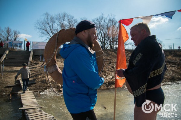 Омские "Моржи" совершили праздничный заплыв Омские "Моржи" совершили праздничный заплыв