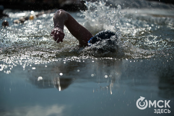 Омские "Моржи" совершили праздничный заплыв Омские "Моржи" совершили праздничный заплыв