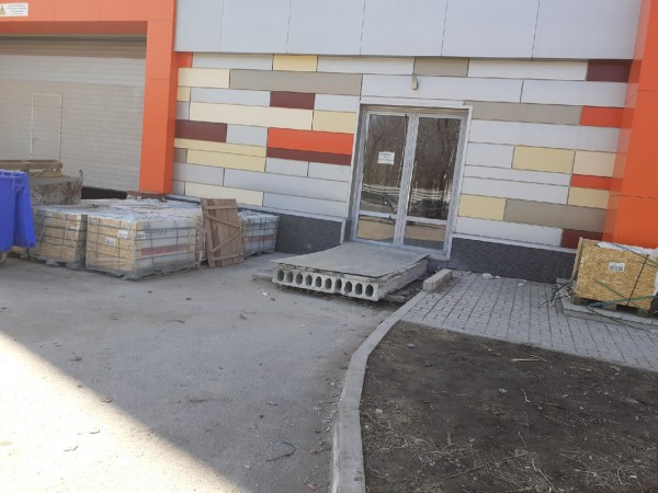 
									В Омске до сих пор не открыли ТЦ, ради которого вырубили часть парка   [ФОТО]  