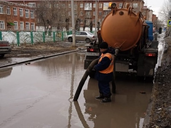 
									Потоп и мусор кругом: почему весной Омск такой грязный?    [ФОТО]  