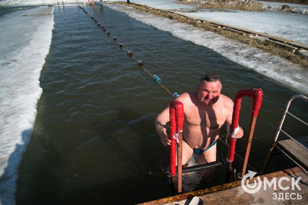 Омские "Моржи" совершили праздничный заплыв Омские "Моржи" совершили праздничный заплыв