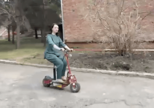 Экс-мэр Фадина пропиарилась под камеру на самокате Экс-мэр Фадина пропиарилась под камеру на самокате