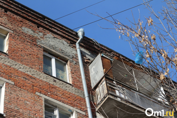 «Кирпичи летают, как птицы»: омичи – о разрушающейся пятиэтажке на проспекте Мира «Кирпичи летают, как птицы»: омичи – о разрушающейся пятиэтажке на проспекте Мира