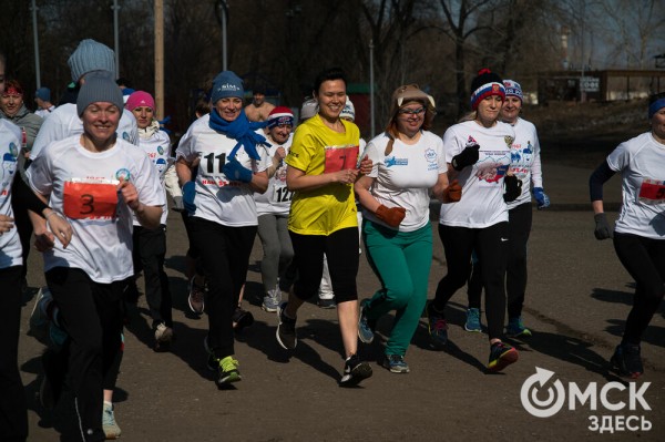 Омские "Моржи" совершили праздничный заплыв Омские "Моржи" совершили праздничный заплыв