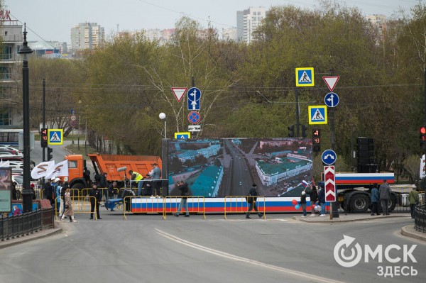 Труд, весна, песни Майданова: смотрим, как прошло в Омске первомайское шествие Труд, весна, песни Майданова: смотрим, как прошло в Омске первомайское шествие