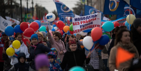 Труд, весна, песни Майданова: смотрим, как прошло в Омске первомайское шествие Труд, весна, песни Майданова: смотрим, как прошло в Омске первомайское шествие