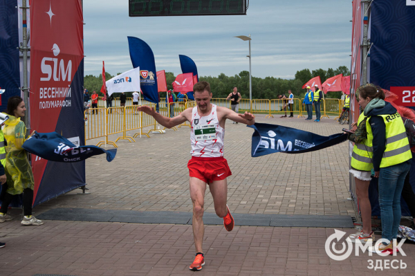 Эмоциональный "ЗаБЕГ" в Омске прошёл всероссийский полумарафон 