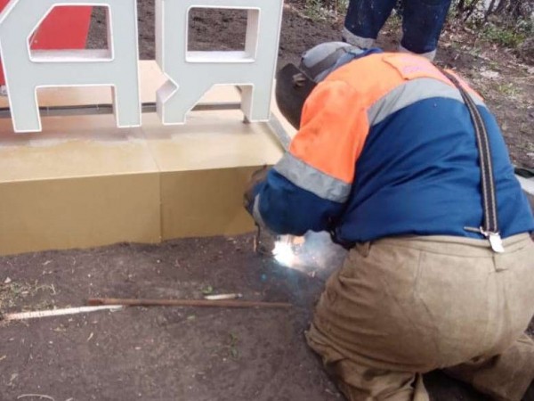 
									После урагана в Омске вкопали в землю стелу «9 Мая»    [ФОТО]  