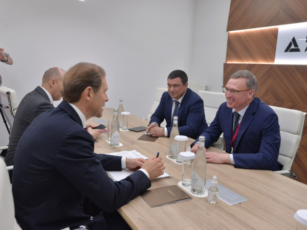 
									Бурков предложил Мантурову создать в Омске новые производства 