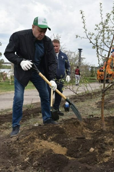 
									Более 5 тысяч омичей вышли сажать деревья на Иртышскую набережную   [ФОТО]  