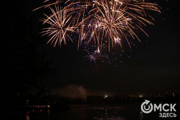Зрителями праздничного салюта стали 80 тысяч омичей Зрителями праздничного салюта стали 80 тысяч омичей