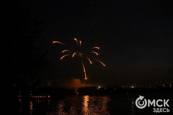Зрителями праздничного салюта стали 80 тысяч омичей Зрителями праздничного салюта стали 80 тысяч омичей