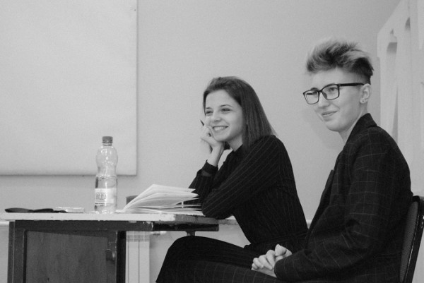 "Решила взять себя на слабо". Драматург и писатель Ли Рэй о старте в литературе  