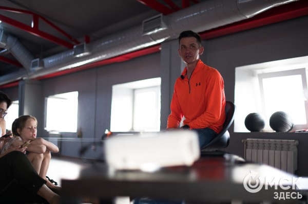 Бегом вокруг света. Марафонец-экстремал пообщался с омичами на пути в Японию