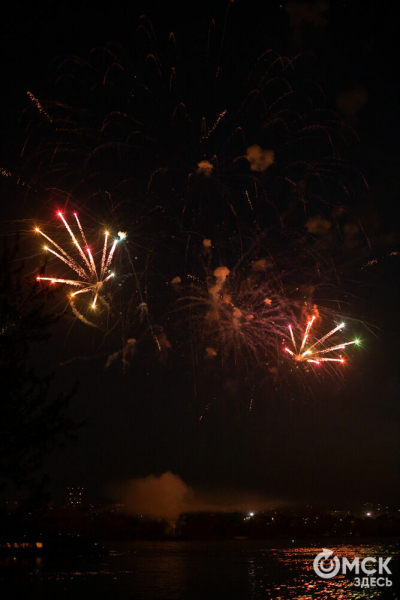 Зрителями праздничного салюта стали 80 тысяч омичей Зрителями праздничного салюта стали 80 тысяч омичей