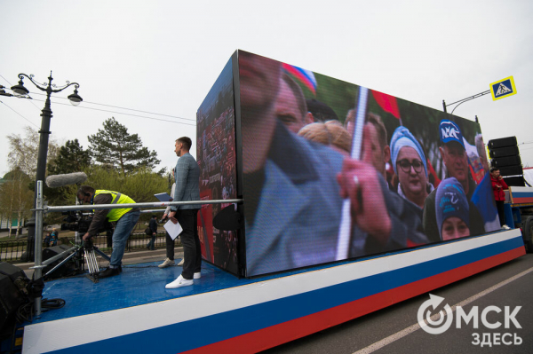 Труд, весна, песни Майданова: смотрим, как прошло в Омске первомайское шествие Труд, весна, песни Майданова: смотрим, как прошло в Омске первомайское шествие