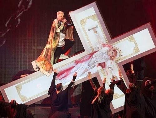 Макар Телятин: «Вот, за Галкиным всё время жена присматривает, а за Киркоровым почему нет?» Макар Телятин: «Вот, за Галкиным всё время жена присматривает, а за Киркоровым почему нет?»