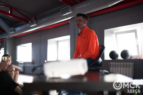 Бегом вокруг света. Марафонец-экстремал пообщался с омичами на пути в Японию