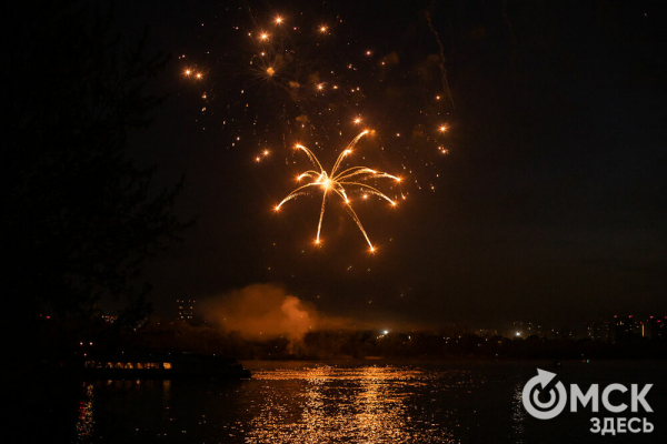 Зрителями праздничного салюта стали 80 тысяч омичей Зрителями праздничного салюта стали 80 тысяч омичей