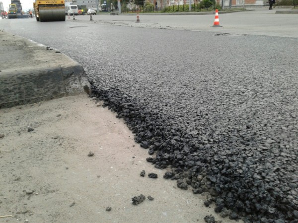 
									В Ленинском округе Омска восстанавливают разрушенный асфальт  