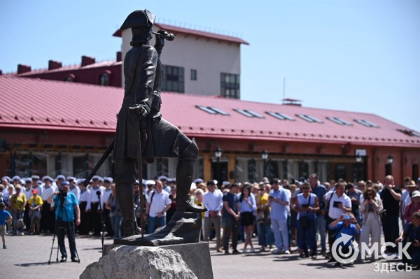 Пять тонн истории. В Омске открыли памятник Петру Первому