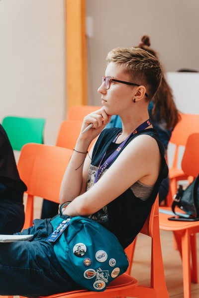 "Решила взять себя на слабо". Драматург и писатель Ли Рэй о старте в литературе  