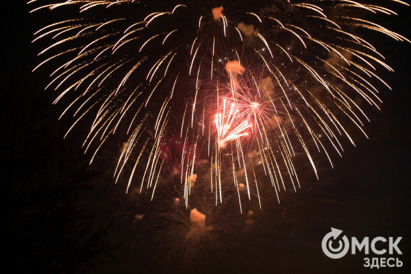 Зрителями праздничного салюта стали 80 тысяч омичей Зрителями праздничного салюта стали 80 тысяч омичей