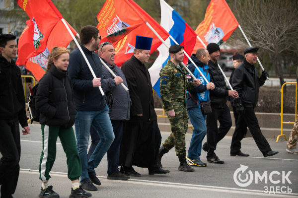 Труд, весна, песни Майданова: смотрим, как прошло в Омске первомайское шествие Труд, весна, песни Майданова: смотрим, как прошло в Омске первомайское шествие