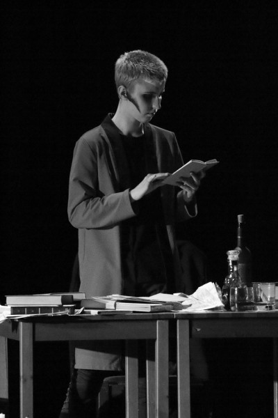 "Решила взять себя на слабо". Драматург и писатель Ли Рэй о старте в литературе  