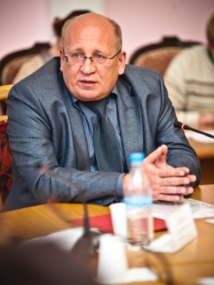 
									Омский социолог: «Ящики» в домах россиян включены весь день» 