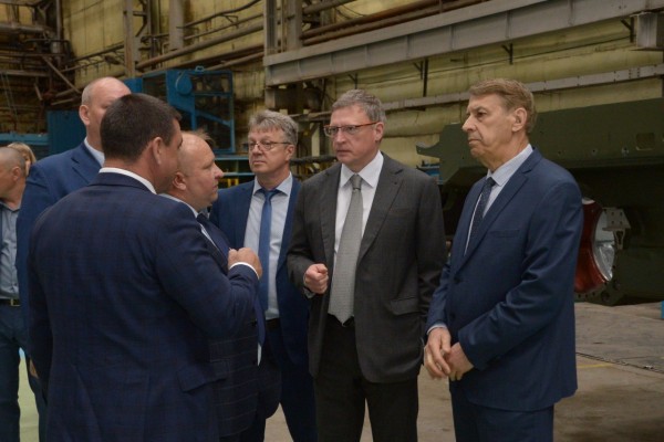 
									Бурков посмотрел, где в Омске изготавливают танки   [ФОТО]  