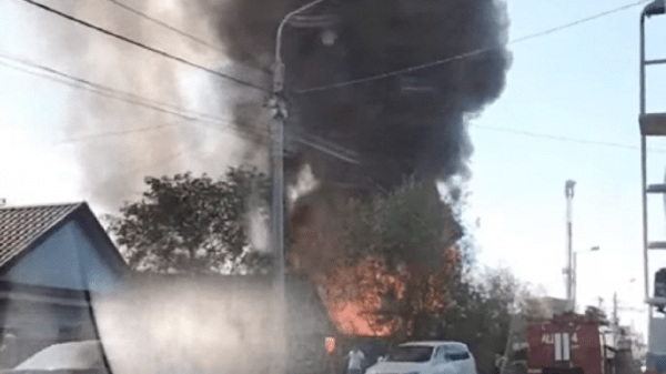 В Омске чуть не сгорел строящийся дом