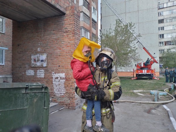 
									Омские пожарные вытащили из горящей многоэтажки двух детей &nbsp;&nbsp;[ФОТО]&nbsp;&nbsp;