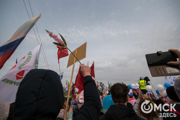 Труд, весна, песни Майданова: смотрим, как прошло в Омске первомайское шествие Труд, весна, песни Майданова: смотрим, как прошло в Омске первомайское шествие