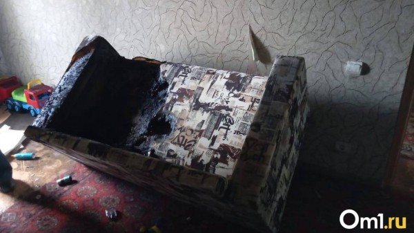 Видели с бутылками в семь утра. Соседи омички, чьи дети задохнулись в запертом доме, обвинили её во лжи