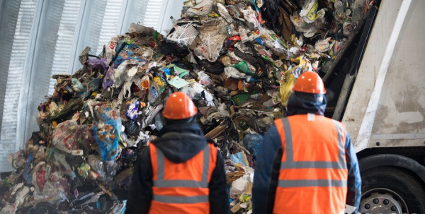 "Это всё сваливается на наши плечи" - в Омске обсудили систему обращения с ТКО