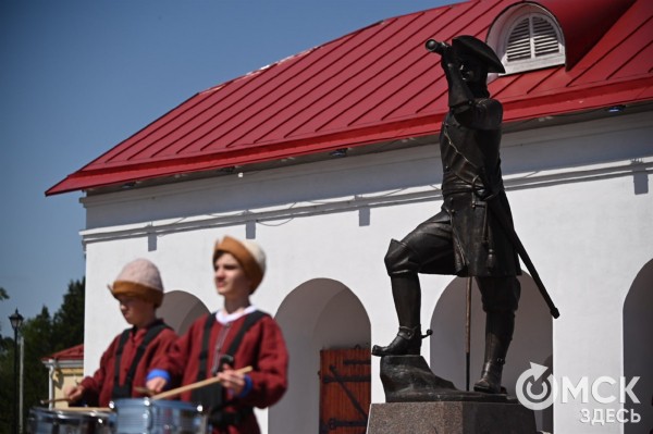 Пять тонн истории. В Омске открыли памятник Петру Первому