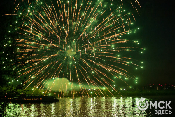 Зрителями праздничного салюта стали 80 тысяч омичей Зрителями праздничного салюта стали 80 тысяч омичей