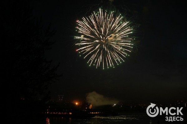 Зрителями праздничного салюта стали 80 тысяч омичей Зрителями праздничного салюта стали 80 тысяч омичей