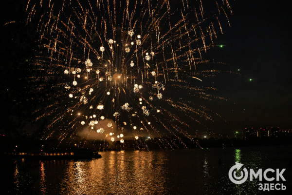 Зрителями праздничного салюта стали 80 тысяч омичей Зрителями праздничного салюта стали 80 тысяч омичей