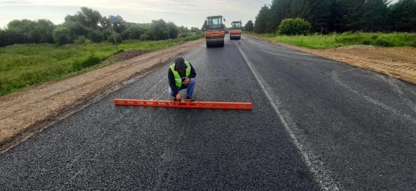 
									На отремонтированных в Омской области дорогах нашли сотни трещин 